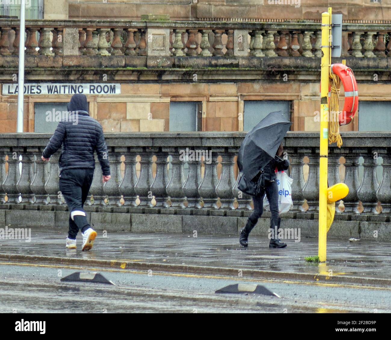 Glasgow, Scozia, Regno Unito. 11 Marzo 2021. Regno Unito Meteo: Pioggia e forti venti con più a venire. Credit: Gerard Ferry/Alamy Live News Foto Stock