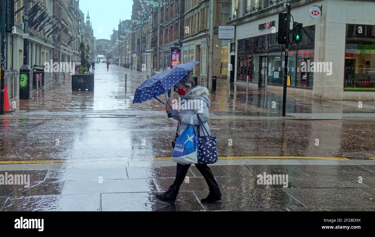 Glasgow, Scozia, Regno Unito. 11 Marzo 2021. Regno Unito Meteo: Pioggia e forti venti con più a venire. Credit: Gerard Ferry/Alamy Live News Foto Stock