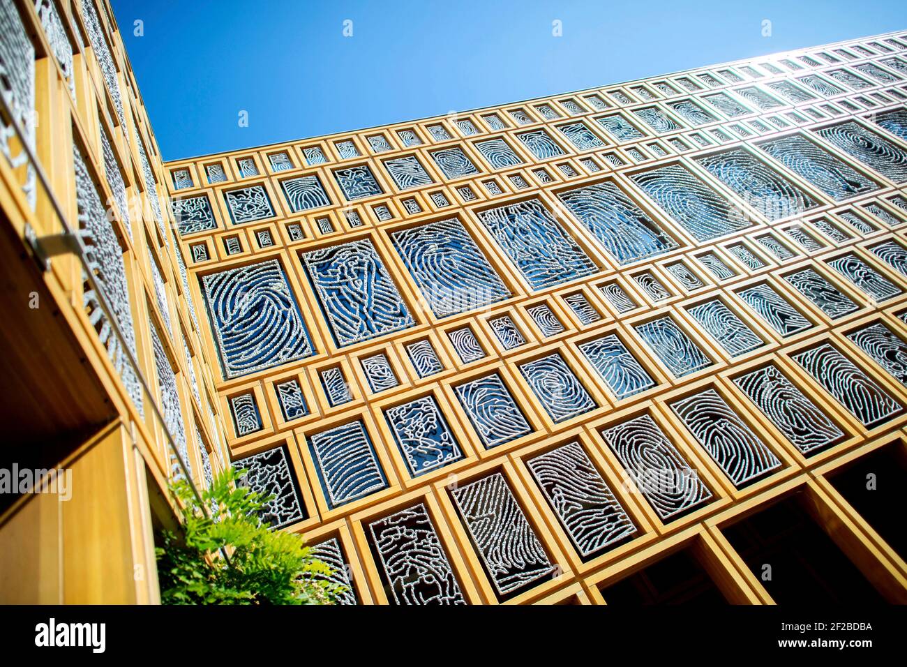 Deventer, Niederlande. 21 Settembre 2020. Impronte digitali in alluminio dei residenti sulla facciata del municipio nel centro di Deventer (Paesi Bassi), 21 settembre 2020. Credit: dpa/Alamy Live News Foto Stock