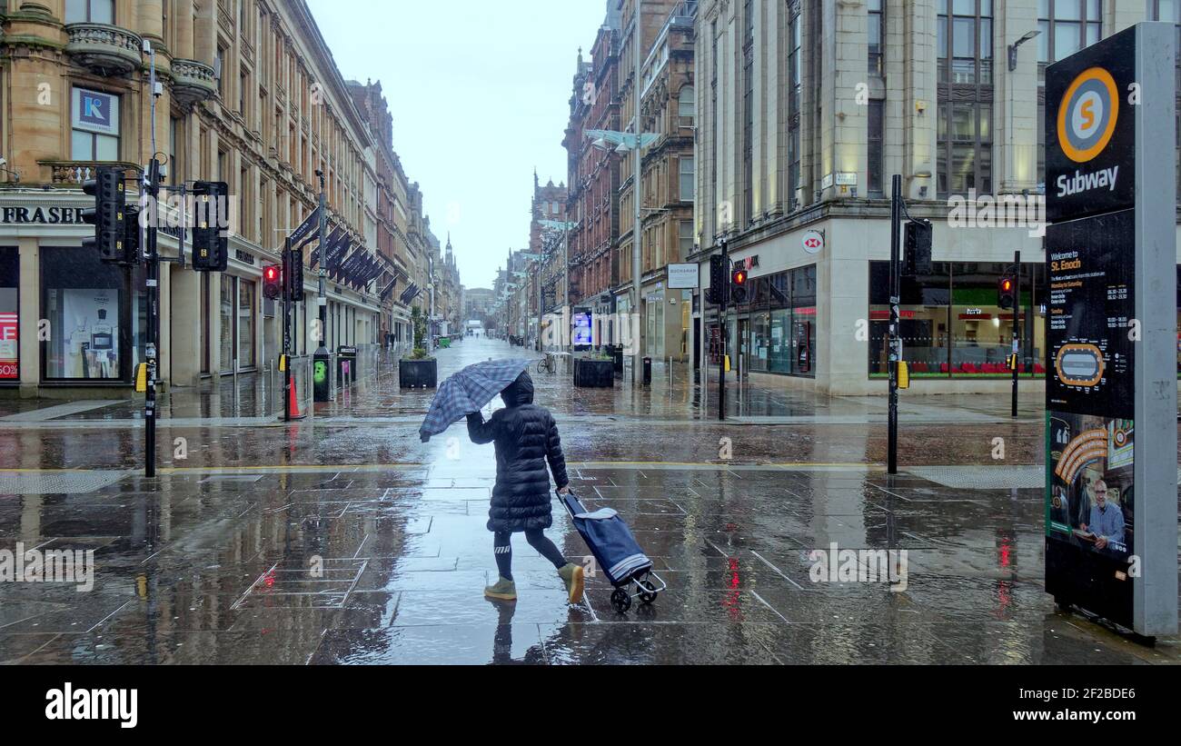 Glasgow, Scozia, Regno Unito. 11 Marzo 2021. Regno Unito Meteo: Pioggia e forti venti con più a venire. Credit: Gerard Ferry/Alamy Live News Foto Stock