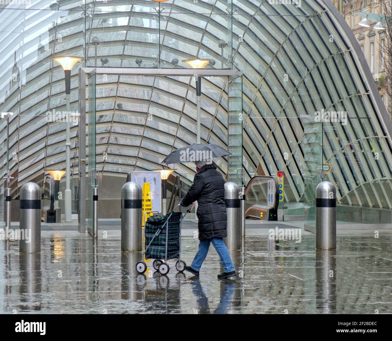 Glasgow, Scozia, Regno Unito. 11 Marzo 2021. Regno Unito Meteo: Pioggia e forti venti con più a venire. Credit: Gerard Ferry/Alamy Live News Foto Stock