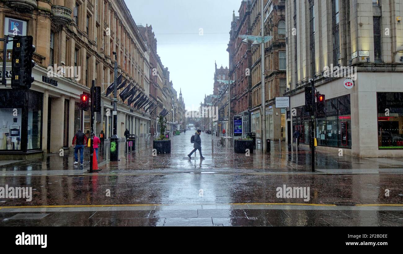 Glasgow, Scozia, Regno Unito. 11 Marzo 2021. Regno Unito Meteo: Pioggia e forti venti con più a venire. Credit: Gerard Ferry/Alamy Live News Foto Stock