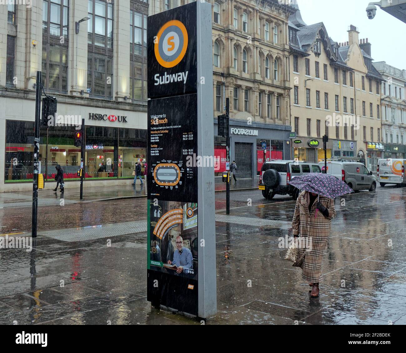 Glasgow, Scozia, Regno Unito. 11 Marzo 2021. Regno Unito Meteo: Pioggia e forti venti con più a venire. Credit: Gerard Ferry/Alamy Live News Foto Stock