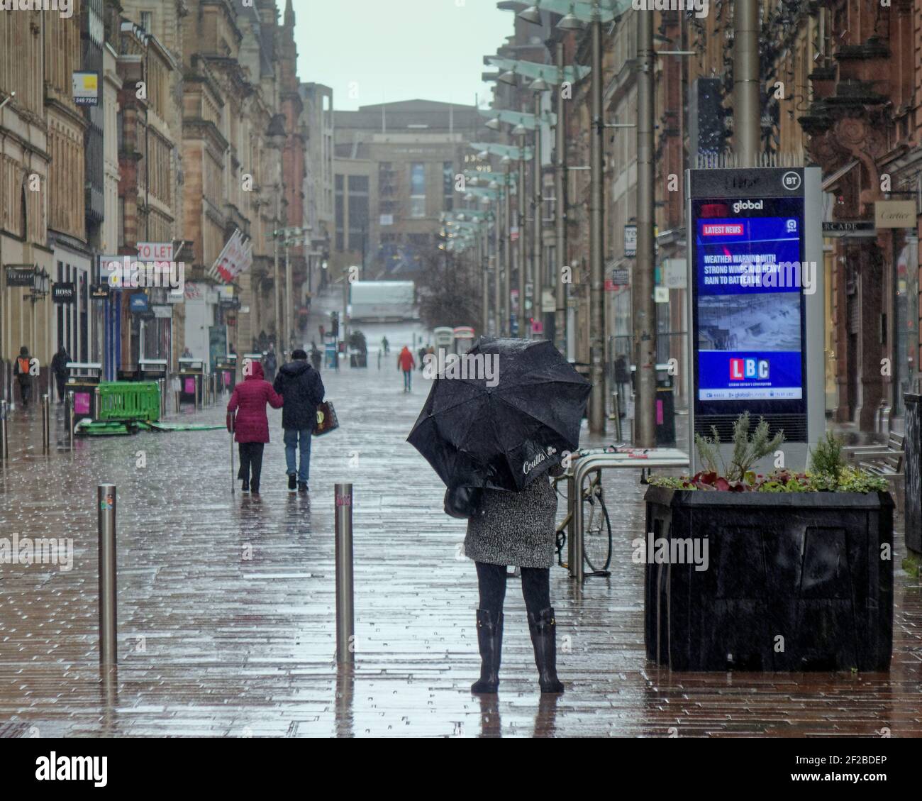 Glasgow, Scozia, Regno Unito. 11 Marzo 2021. Regno Unito Meteo: Pioggia e forti venti con più a venire. Credit: Gerard Ferry/Alamy Live News Foto Stock