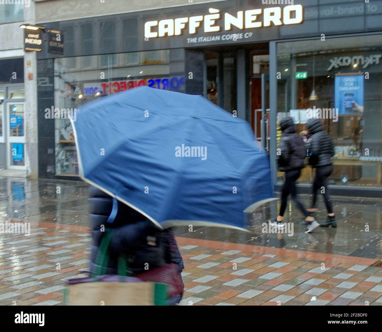 Glasgow, Scozia, Regno Unito. 11 Marzo 2021. Regno Unito Meteo: Pioggia e forti venti con più a venire. Credit: Gerard Ferry/Alamy Live News Foto Stock