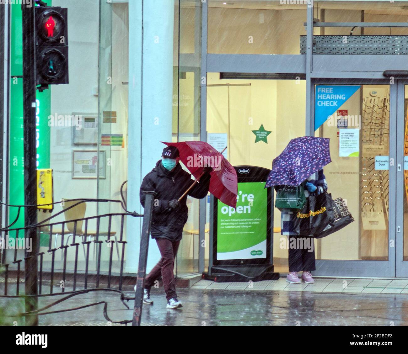 Glasgow, Scozia, Regno Unito. 11 Marzo 2021. Regno Unito Meteo: Pioggia e forti venti con più a venire. Credit: Gerard Ferry/Alamy Live News Foto Stock