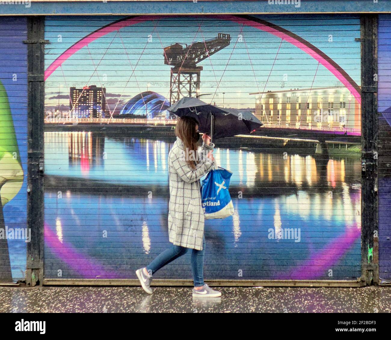 Glasgow, Scozia, Regno Unito. 11 Marzo 2021. Regno Unito Meteo: Pioggia e forti venti con più a venire. Credit: Gerard Ferry/Alamy Live News Foto Stock