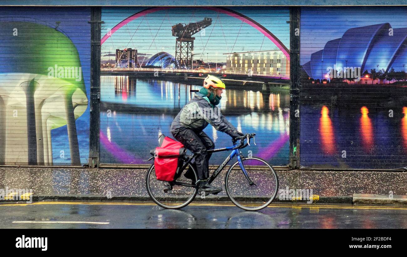 Glasgow, Scozia, Regno Unito. 11 Marzo 2021. Regno Unito Meteo: Pioggia e forti venti con più a venire. Credit: Gerard Ferry/Alamy Live News Foto Stock