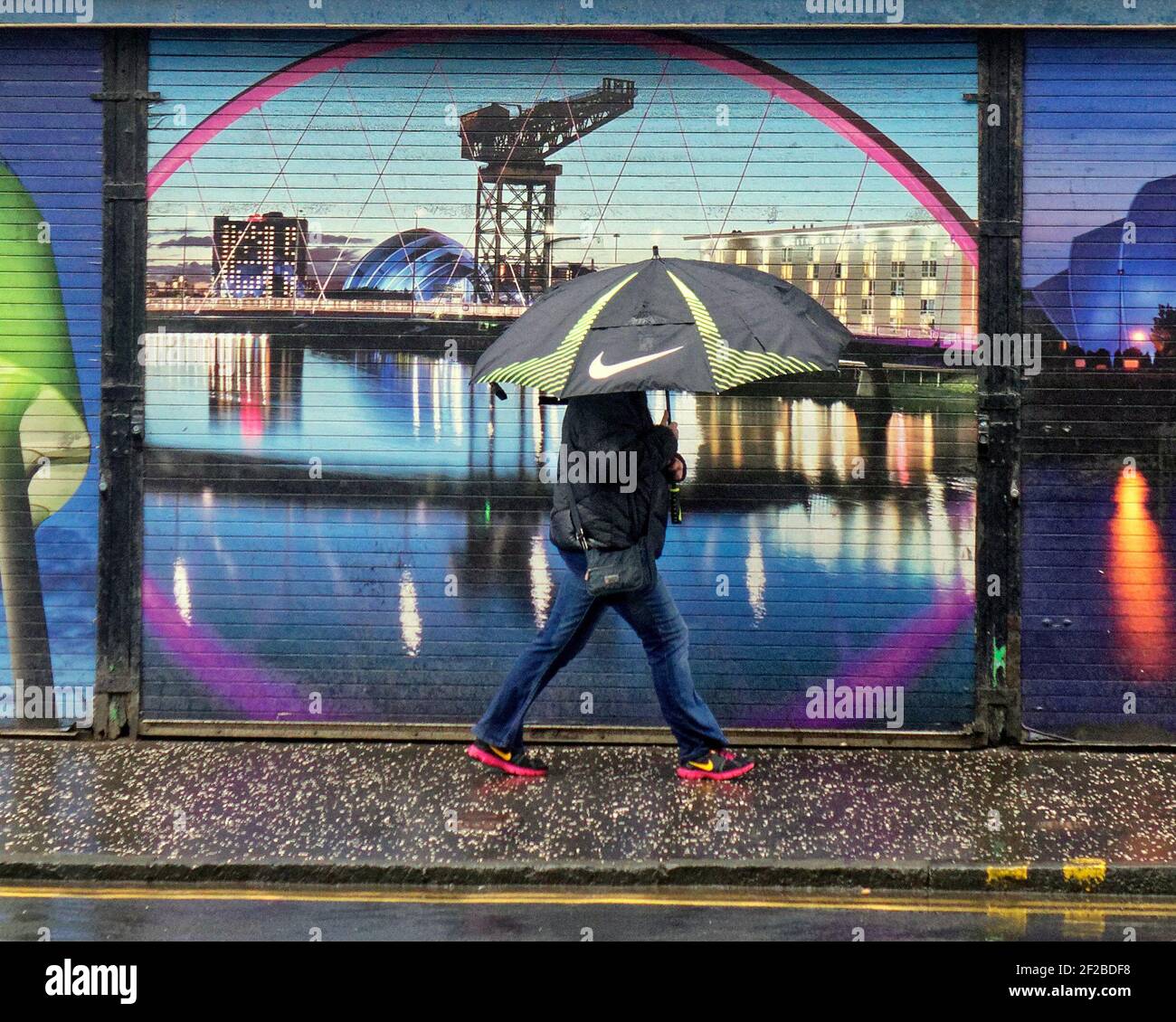 Glasgow, Scozia, Regno Unito. 11 Marzo 2021. Regno Unito Meteo: Pioggia e forti venti con più a venire. Credit: Gerard Ferry/Alamy Live News Foto Stock