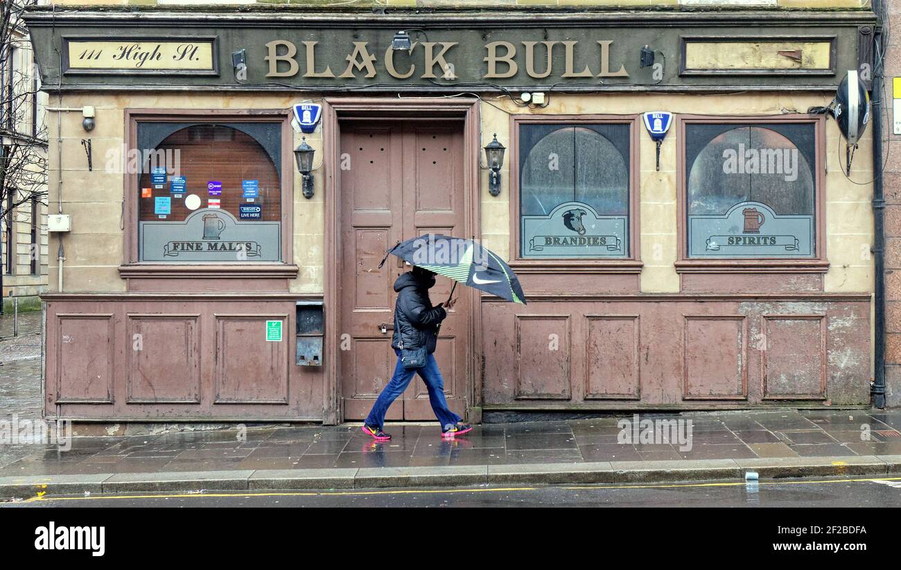 Glasgow, Scozia, Regno Unito. 11 Marzo 2021. Regno Unito Meteo: Pioggia e forti venti con più a venire. Credit: Gerard Ferry/Alamy Live News Foto Stock