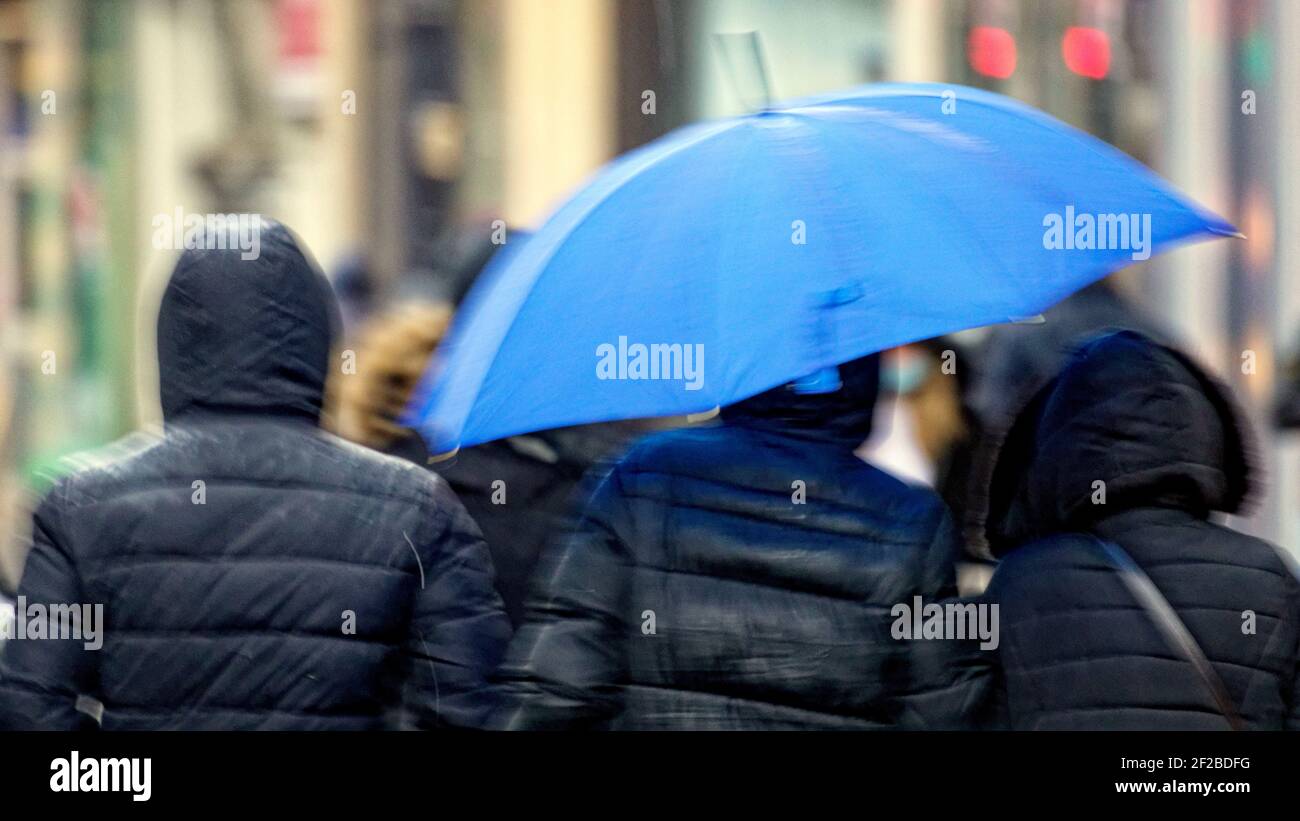 Glasgow, Scozia, Regno Unito. 11 Marzo 2021. Regno Unito Meteo: Pioggia e forti venti con più a venire. Credit: Gerard Ferry/Alamy Live News Foto Stock