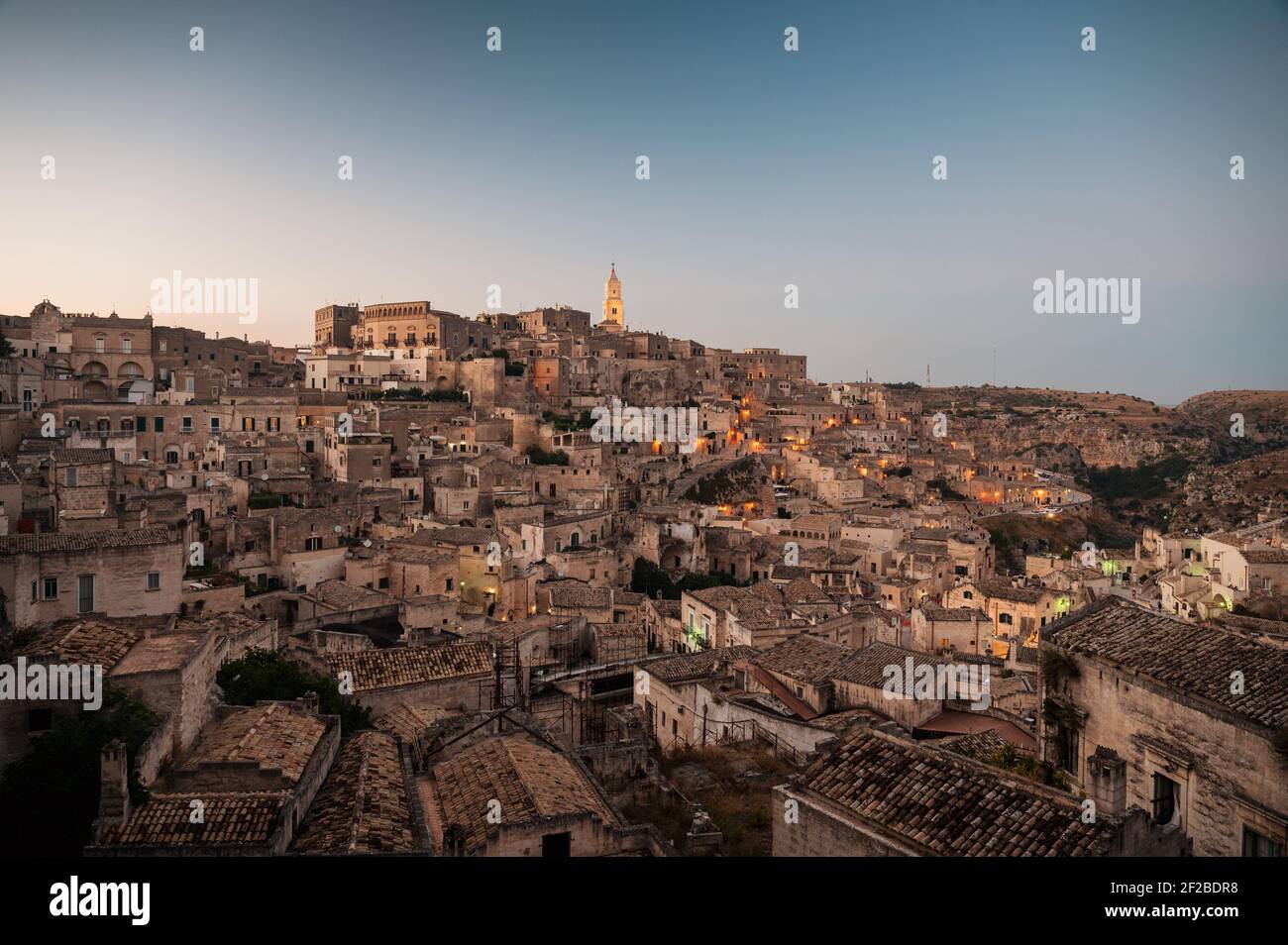 Vista della bellissima città vecchia di Matera all'alba, Basilicata Foto Stock