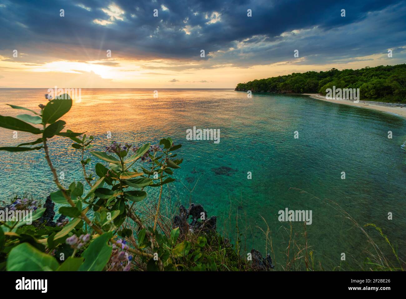 Spiaggia tropicale al tramonto, isola di Moyo, Sumbawa, Nusa Tenggara occidentale, Indonesia Foto Stock