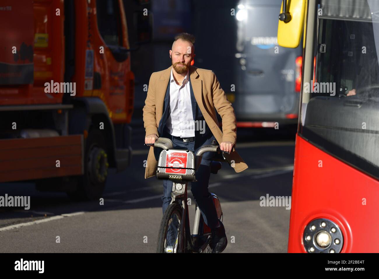 Londra, Inghilterra, Regno Unito. Uomo in sella a una bicicletta Santander noleggio nel centro di Londra Foto Stock
