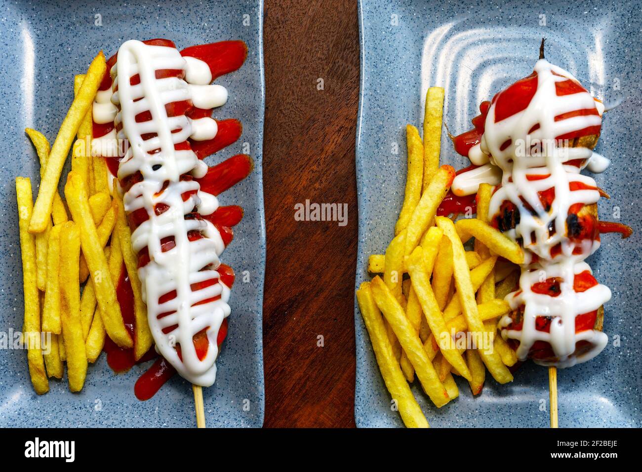 Spiedini di meatball alla griglia e patatine fritte con maionese e pomodoro salsa Foto Stock