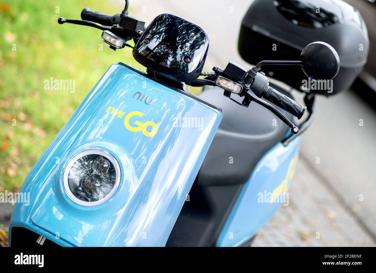 Oldenburg, Germania. 04 ottobre 2020. Uno scooter elettrico di EWE Vai accanto a una strada a Oldenburg (Germania), 04 ottobre 2020. Credit: dpa/Alamy Live News Foto Stock