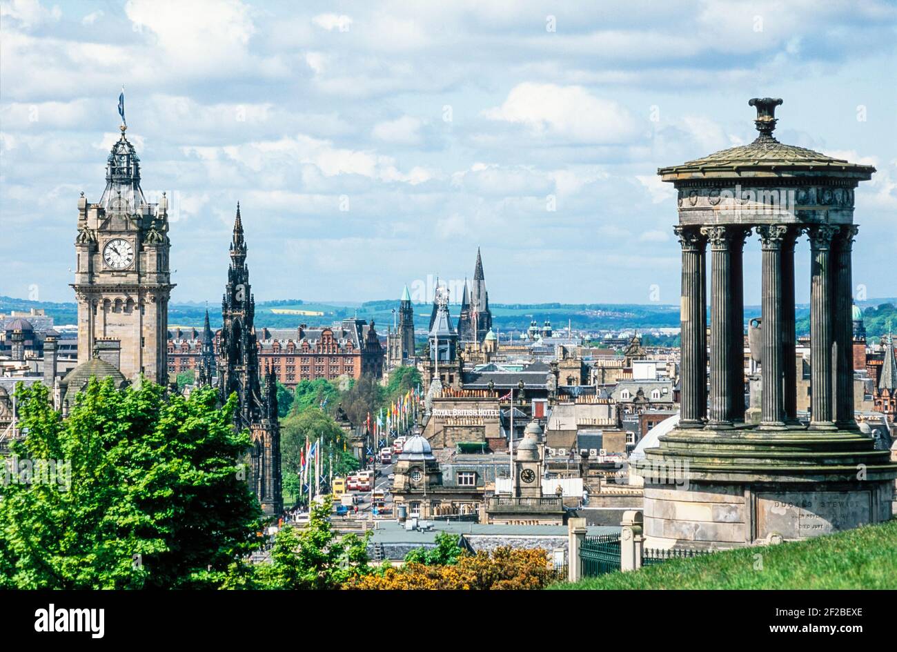 2000 Edimburgo Scozia Edimburgo Edimburgo Calton Hill Edimburgo Dugald Stewart Monument, centro città e skyline di Edimburgo, Calton Hill, Edimburgo, Midlothian, Scozia, Regno Unito, GB, Europa. Costruito nel 1831, questo monumento in cima alla collina di Dugald Stewart è stato modellato sulla Torre dei Venti di Atene. La collina di Calton e' una collina prominente con monumenti neoclassici e ampie vedute dello skyline della citta' e del Balmoral Hotel Foto Stock