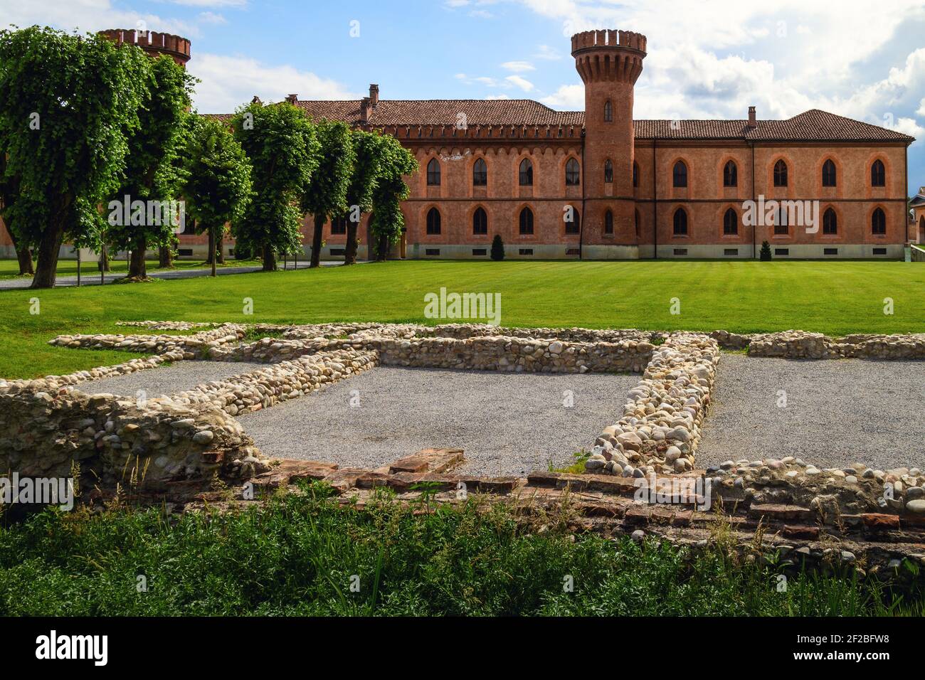 Pollenzo, Italia - 12 giugno 2020: Vista esterna del castello di Pollenzo,  italia, il 12 2020 giugno; noto anche per la sua università di scienze  gastronomiche Foto stock - Alamy