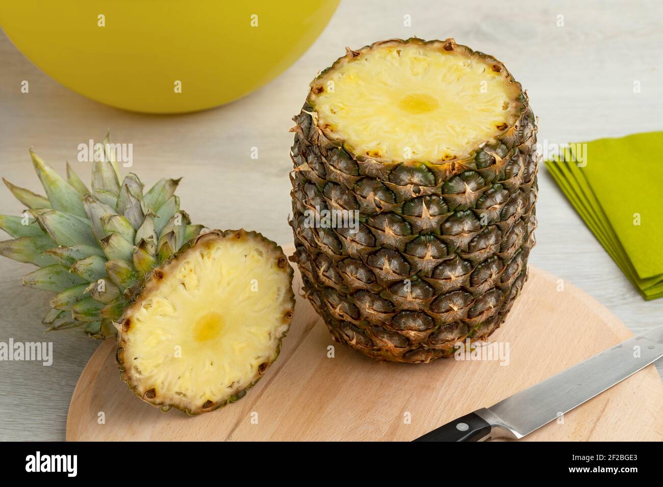Ananas tropicale fresco crudo maturo su un cuttingboard con un taglia in alto Foto Stock