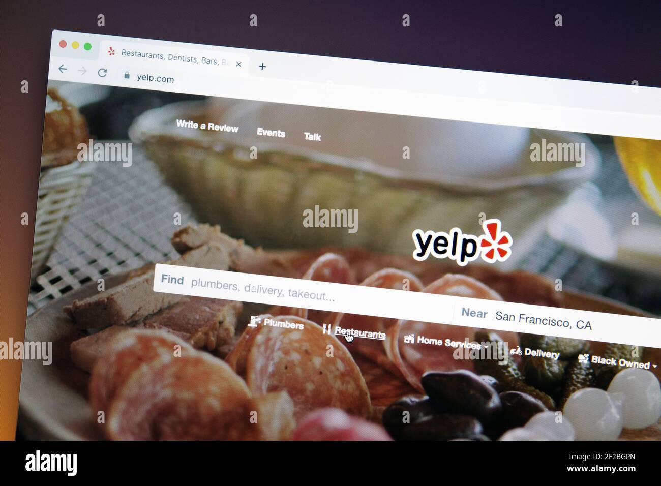Ostersund, Svezia - 21 gennaio 2021: Sito Web di Yelp su schermo del computer. Yelp è una multinazionale americana che pubblica recensioni di pubblico provenienza Foto Stock