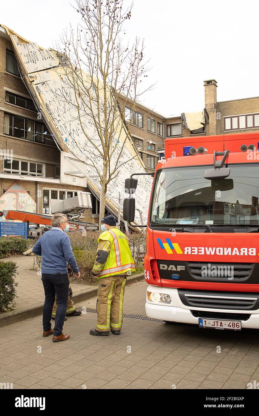 L'immagine mostra i servizi di emergenza presso la scuola di Barnum a Roeselare, dove il tempo tempestoso ha fatto saltare il tetto dall'edificio il Giovedi 11 ma Foto Stock