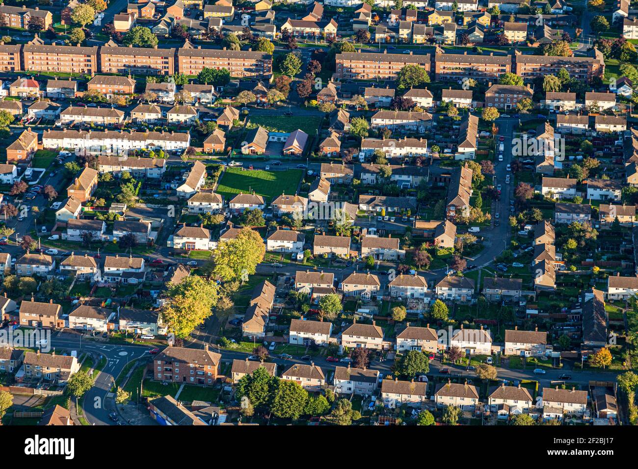 Una vista aerea dell'alloggiamento a Hesters Way, Cheltenham, Gloucestershire, Regno Unito Foto Stock