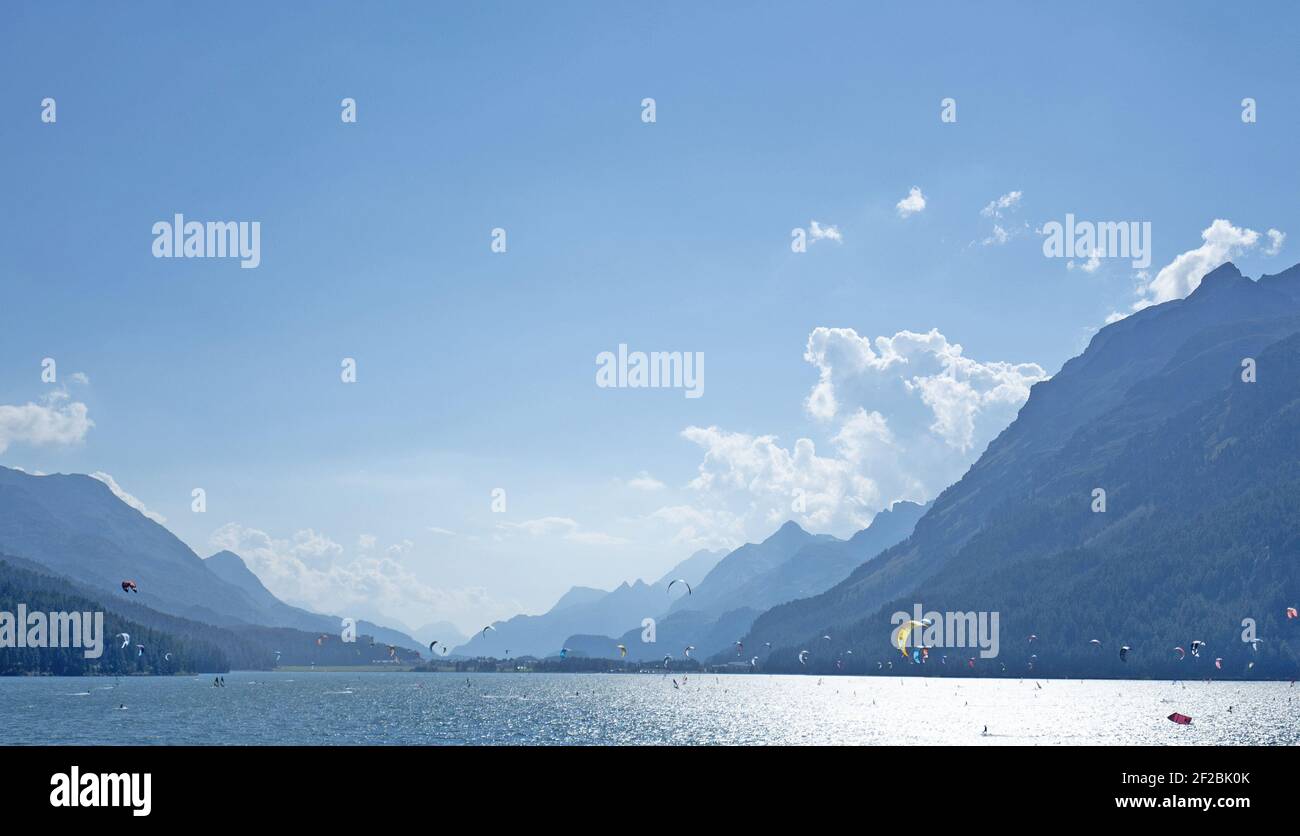 La vista panoramica sulle Alpi svizzere sulla valle dell'Engadin e sul lago blu. Sils Maria, Maloja, Svizzera. Foto Stock