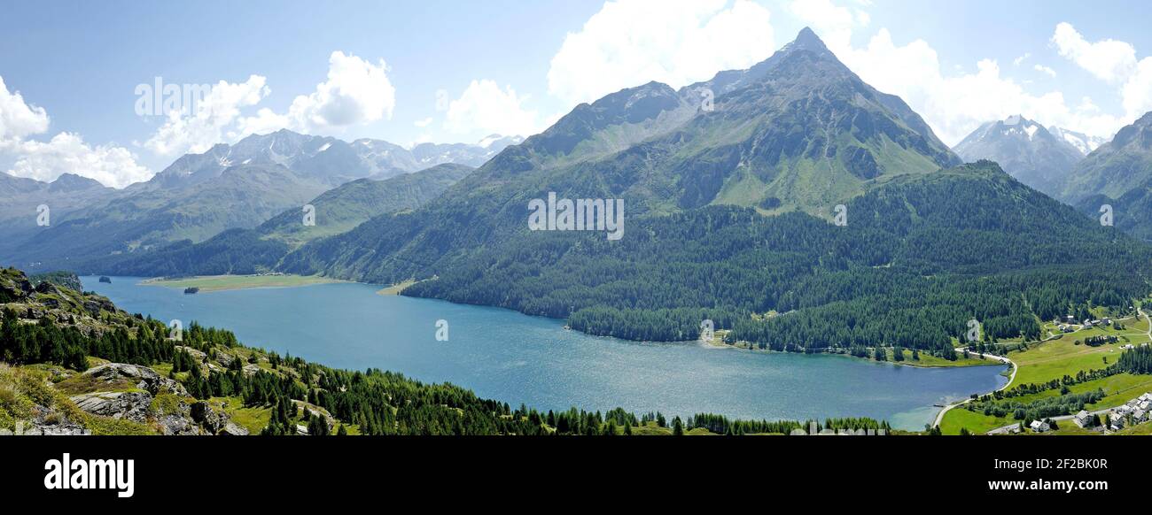 La vista panoramica sulle Alpi svizzere sulla valle dell'Engadin e sul lago blu. Sils Maria, Maloja, Svizzera. Foto Stock