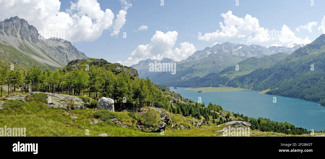 La vista panoramica sulle Alpi svizzere sulla valle dell'Engadin e sul lago blu. Sils Maria, Maloja, Svizzera. Foto Stock