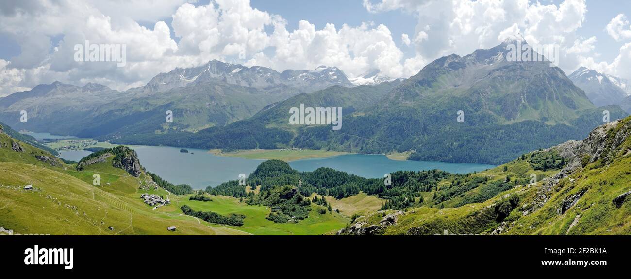 La vista panoramica sulle Alpi svizzere sulla valle dell'Engadin e sul lago blu. Sils Maria, Maloja, Svizzera. Foto Stock