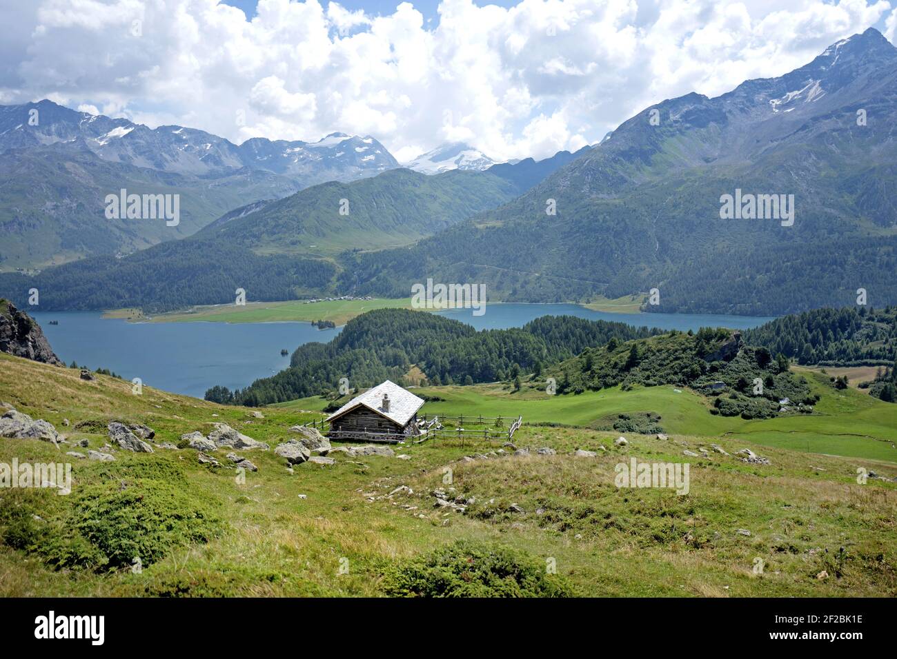 Cabina montana con un lago di montagna sullo sfondo, con vista panoramica sulla valle dell'Engadin, in Svizzera. Foto Stock