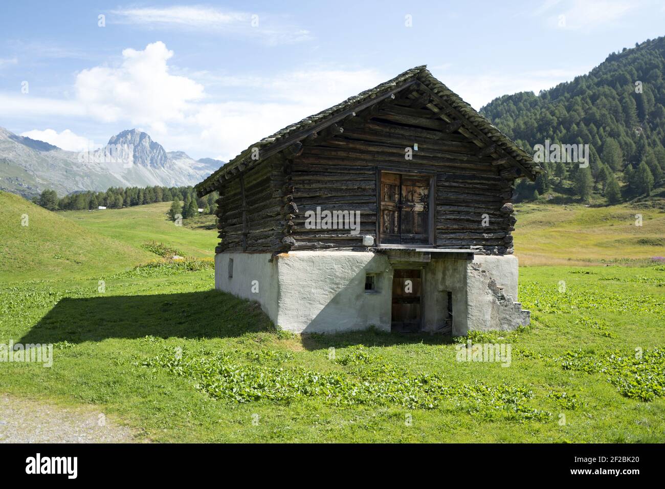 Cabina montana con un lago di montagna sullo sfondo, con vista panoramica sulla valle dell'Engadin, in Svizzera. Foto Stock