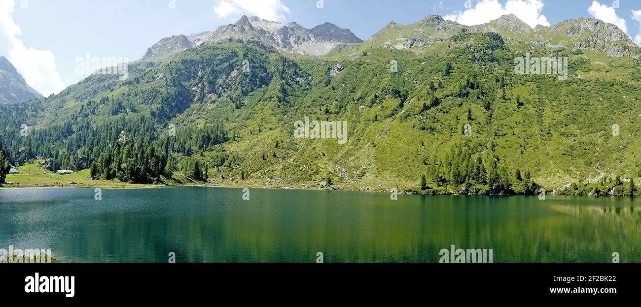La vista panoramica sulle Alpi svizzere sulla valle dell'Engadin e sul lago blu. Sils Maria, Maloja, Svizzera. Foto Stock