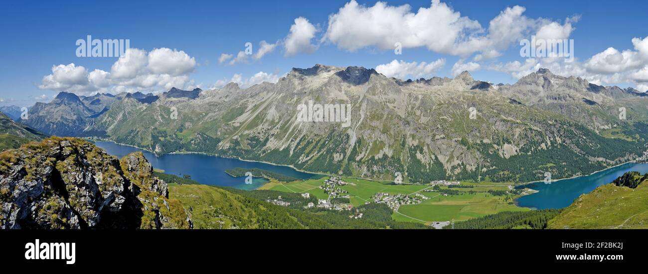 La vista panoramica sulle Alpi svizzere sulla valle dell'Engadin e sul lago blu. Sils Maria, Maloja, Svizzera. Foto Stock