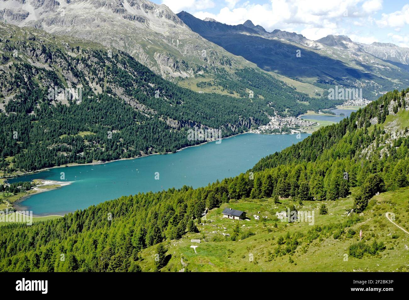 La vista panoramica sulle Alpi svizzere sulla valle dell'Engadin e sul lago blu. Sils Maria, Maloja, Svizzera. Foto Stock