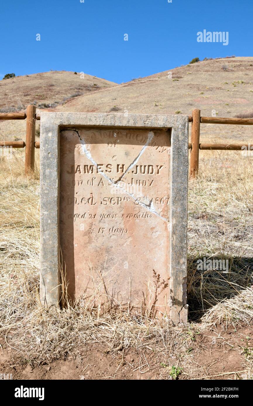 Escursioni al cimitero storico in Golden, CO sulla erbosa del deserto, sentieri nel tardo inverno nel Matthews/Winters Park nella zona Red Rocks di Golden, Colorado Foto Stock