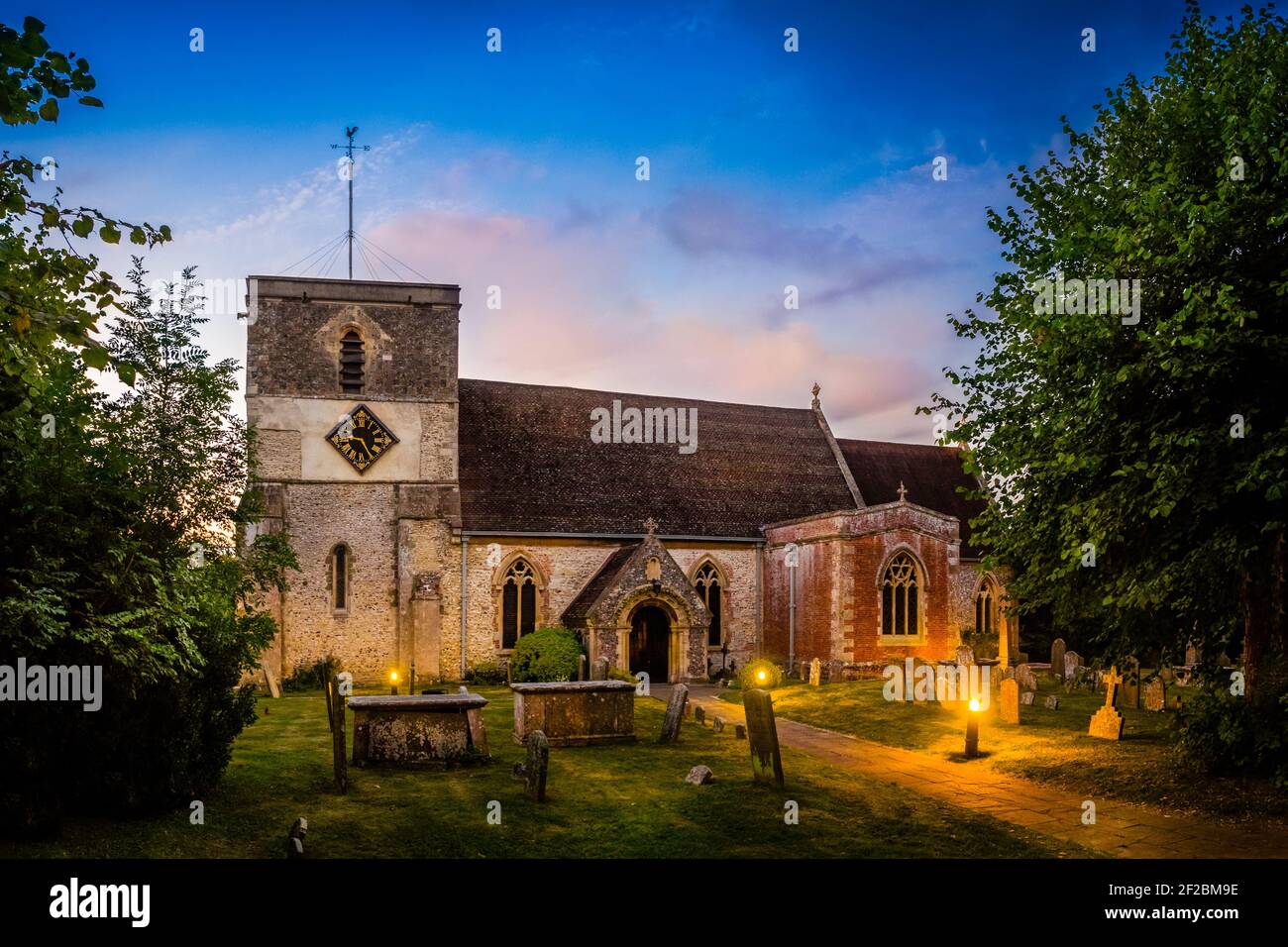 Una vista serale della chiesa di St Mary a Kintbury Berkshire REGNO UNITO Foto Stock