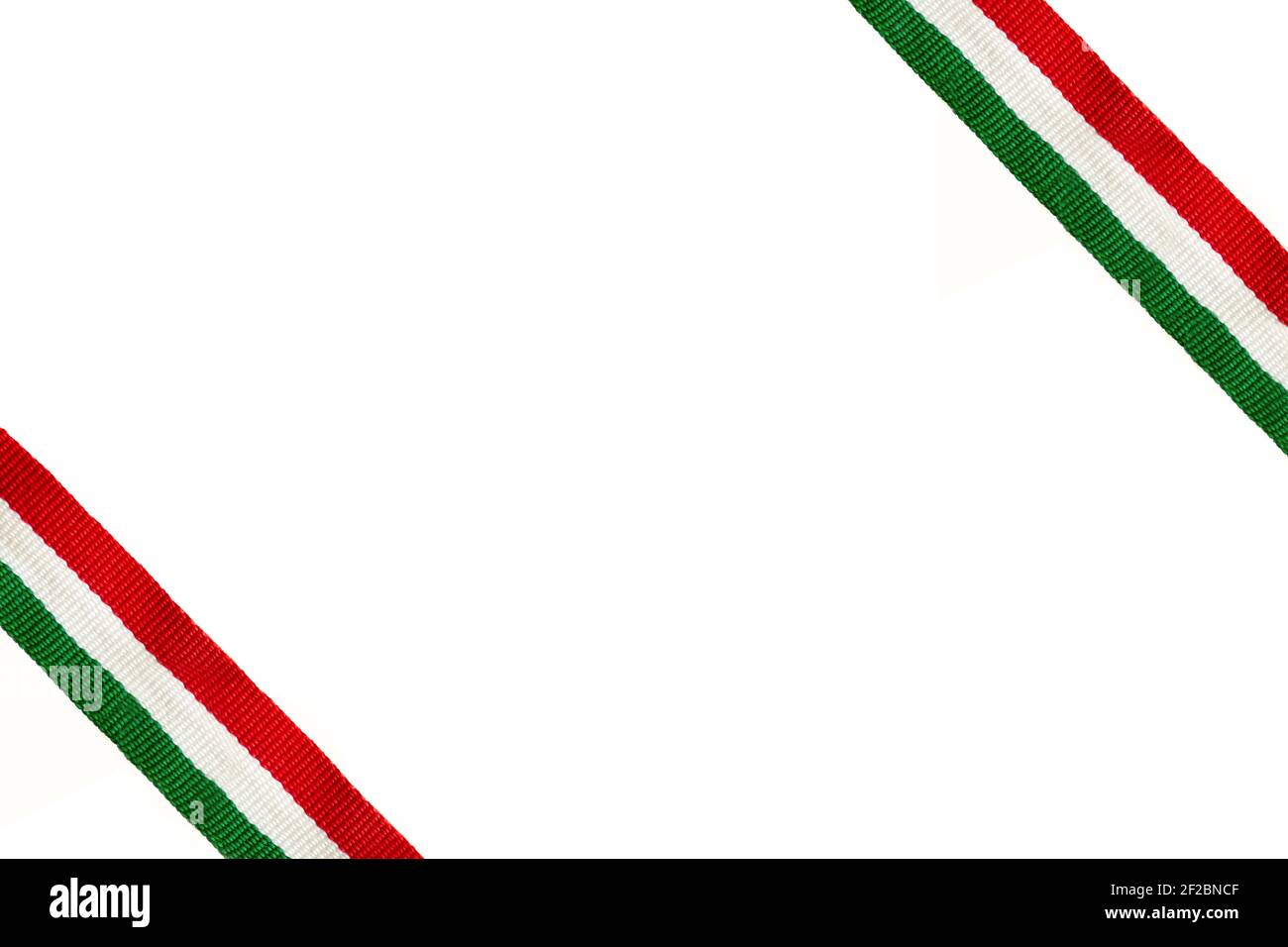 isolato su nastro bianco tricolore simbolo di sovrapposizione ungherese giornata nazionale 15 marzo Foto Stock