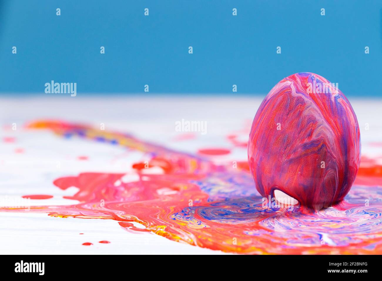 Pittura uova di Pasqua, preparazione per le vacanze di primavera, consistenza di marmo liquido, inchiostro di marmo colorato, arte fluida tendenza astratta, CopySpace Foto Stock