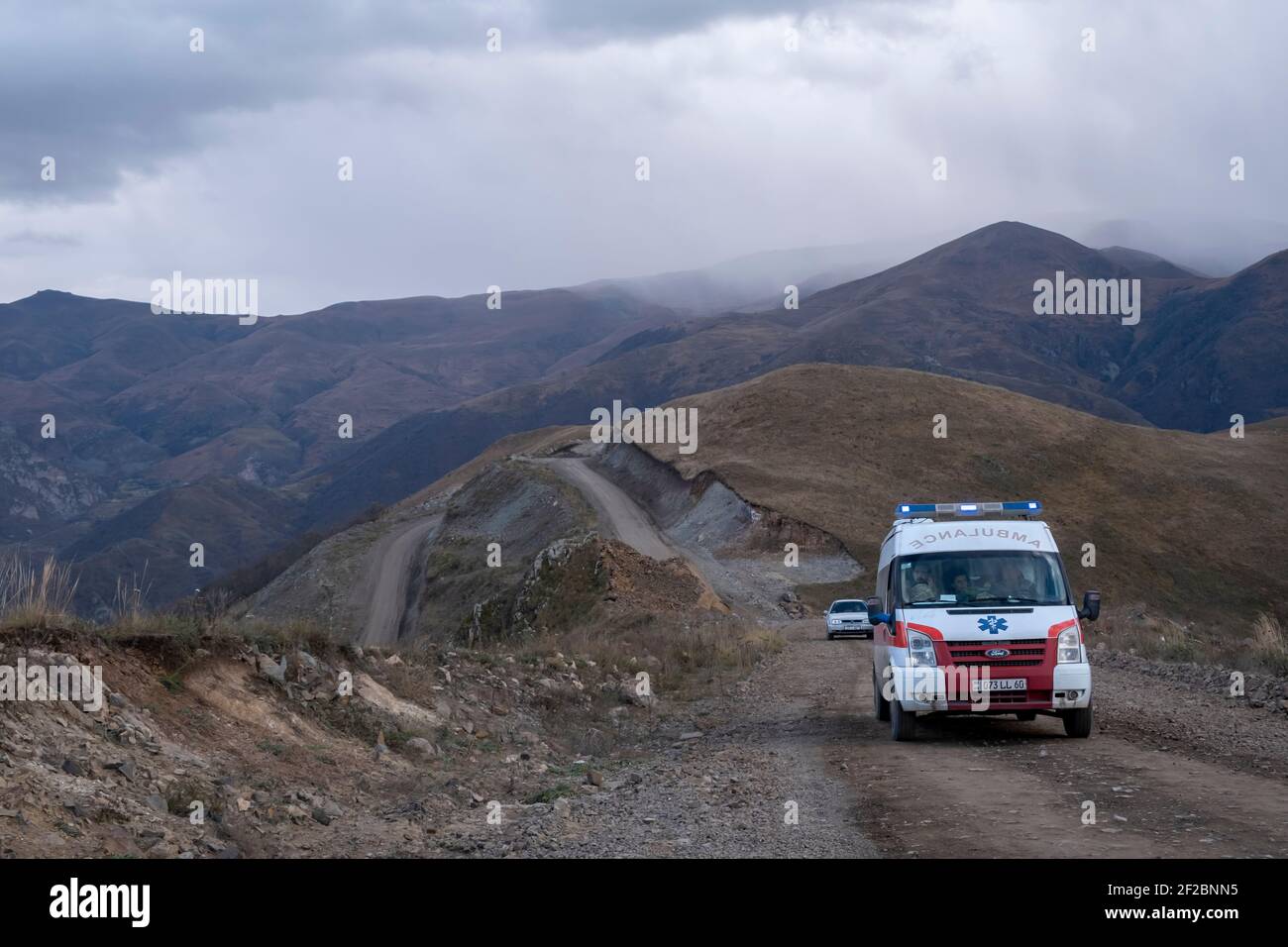 KALBAJAR, NAGORNO KARABAKH - NOVEMBRE 07: Un’ambulanza attraversa la strada lunga 300 chilometri lanciata nel 2017, che collega le città azerbaigiane di Aghdara e Kalbajar con la città armena di Vardenis il 07 novembre 2020. I combattimenti tra Armenia e Azerbaigian sul Nagorno-Karabakh nella proclamata Repubblica di Artsakh, parte de jure della Repubblica di Azerbaigian, sono riesplose alla fine di settembre in una guerra di sei settimane con entrambi i paesi accusandosi a vicenda di provocazioni che hanno lasciato migliaia di morti. Foto Stock