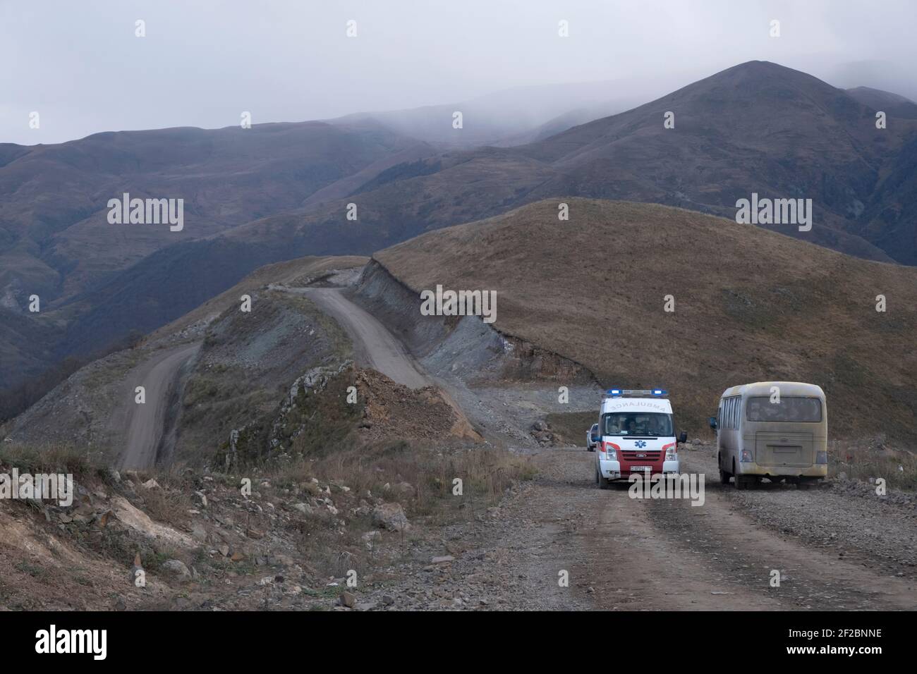 KALBAJAR, NAGORNO KARABAKH - NOVEMBRE 07: Le auto attraversano la strada lunga 300 chilometri lanciata nel 2017, che collega le città azerbaigiane occupate di Aghdara e Kalbajar con la città armena di Vardenis il 07 novembre 2020. I combattimenti tra Armenia e Azerbaigian sul Nagorno-Karabakh nella proclamata Repubblica di Artsakh, parte de jure della Repubblica di Azerbaigian, sono riesplose alla fine di settembre in una guerra di sei settimane con entrambi i paesi accusandosi a vicenda di provocazioni che hanno lasciato migliaia di morti. Foto Stock