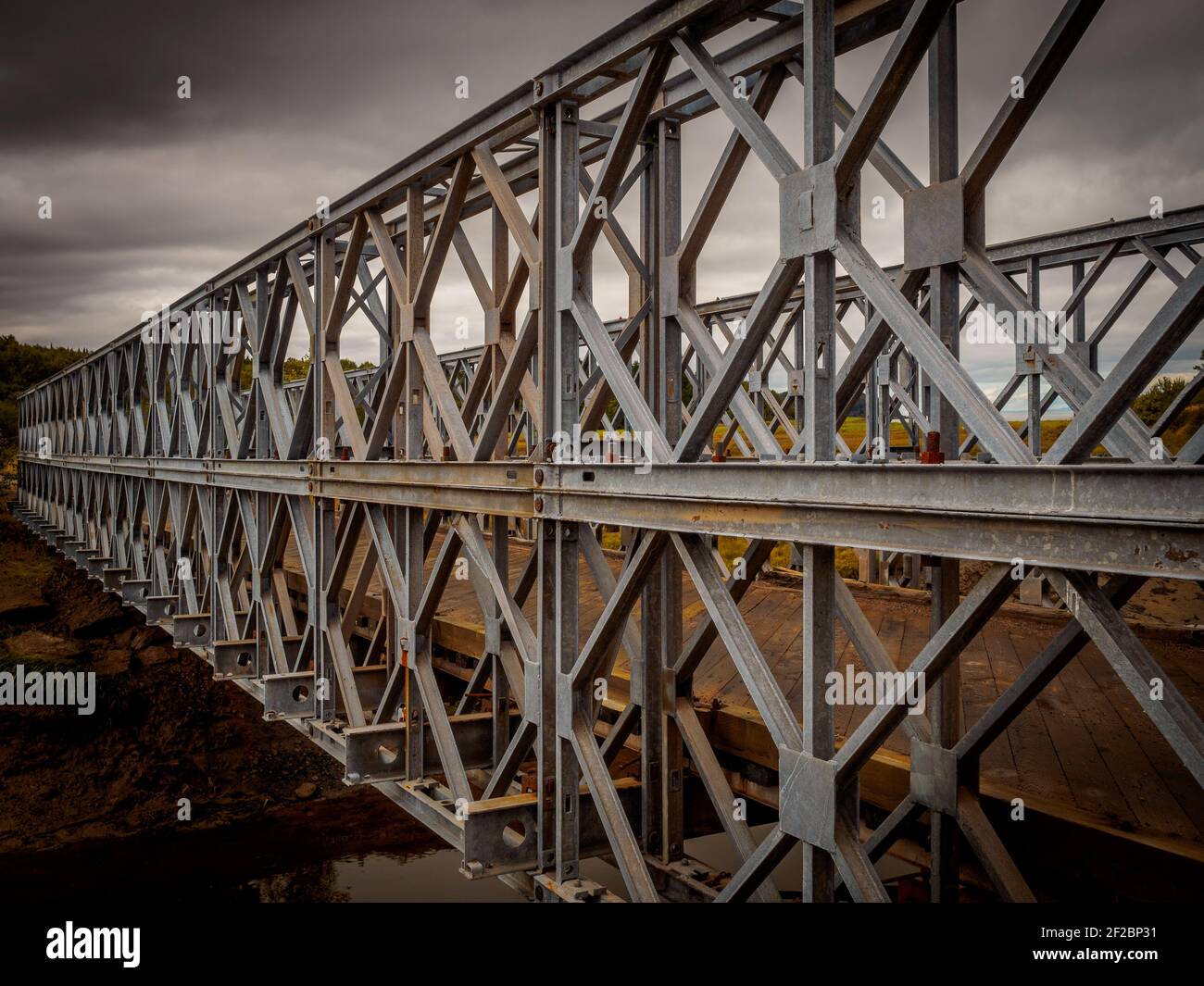 Splendido e tipico ponte in ferro con piattaforma in legno vicino a Port Granville in Nuova Scozia, Canada Foto Stock