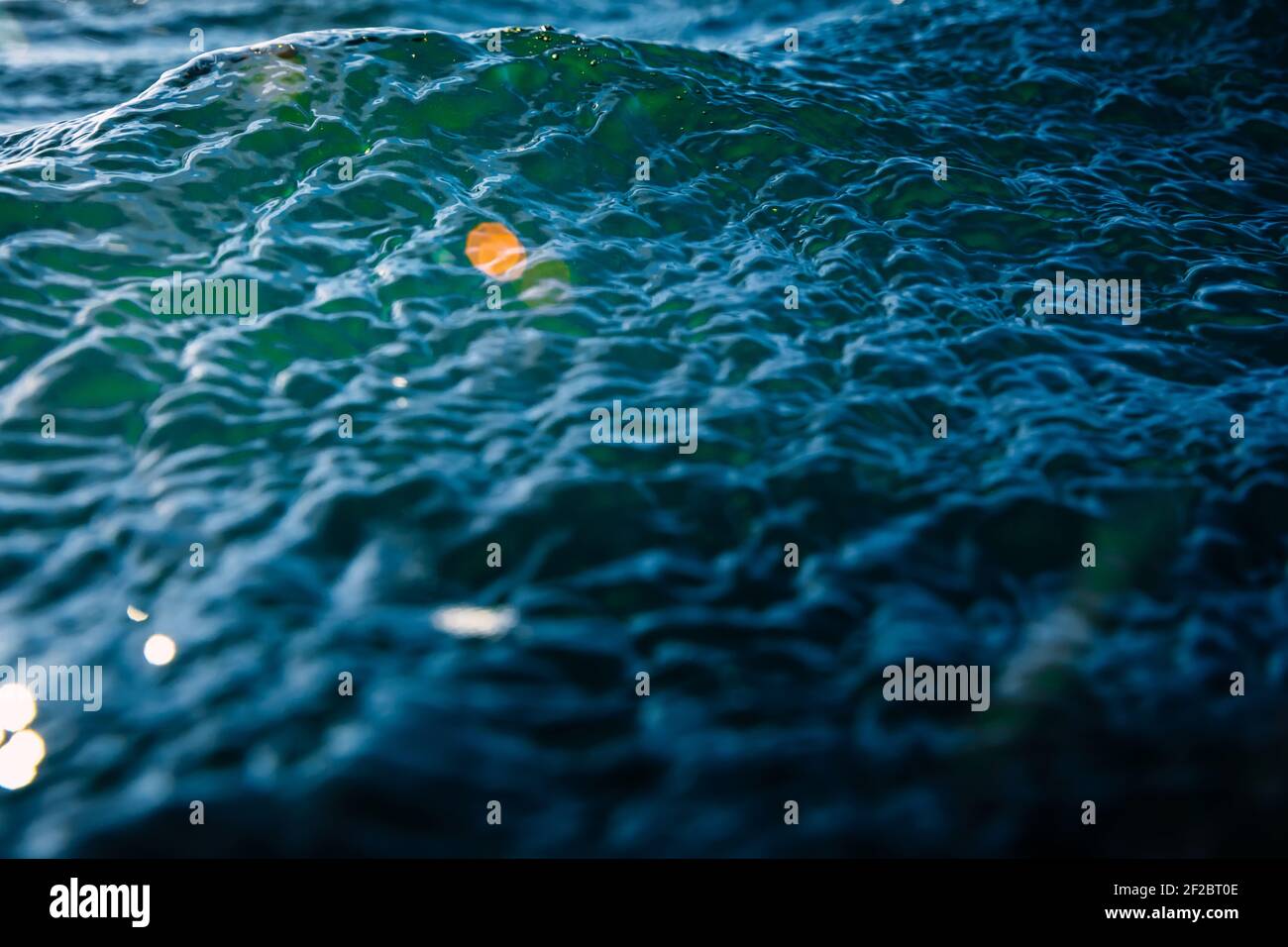 Acqua texture con onde, bokeh e gocce Foto Stock