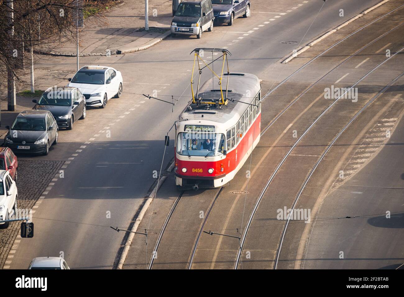 Praga, repubblica Ceca - 24 Febbraio 2021. Tipico tram rosso T3R.P con numero 8456 che va sulla ferrovia a Podoli Foto Stock