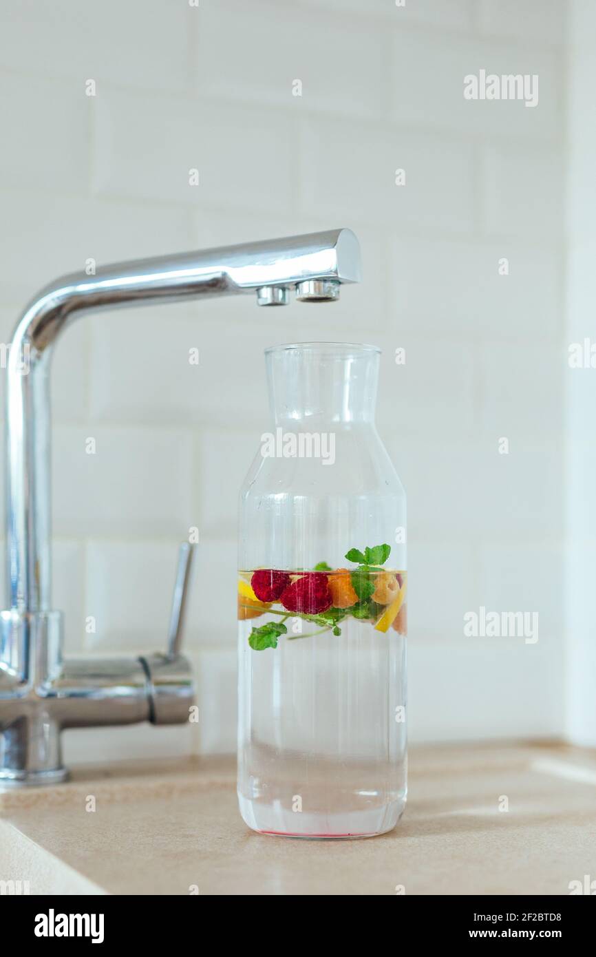 Acqua fresca detox infusa lamponi bianchi, limone e menta Foto Stock