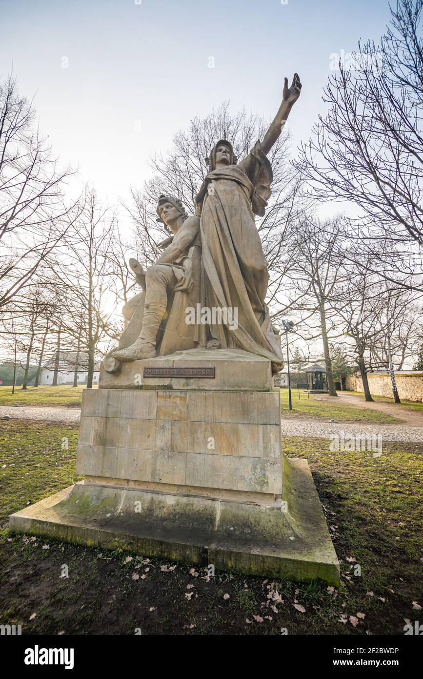 Praga, repubblica Ceca - 24 Febbraio 2021. Statue storiche di leggende nel parco di Vysehrad - Premysl a Libuse Foto Stock