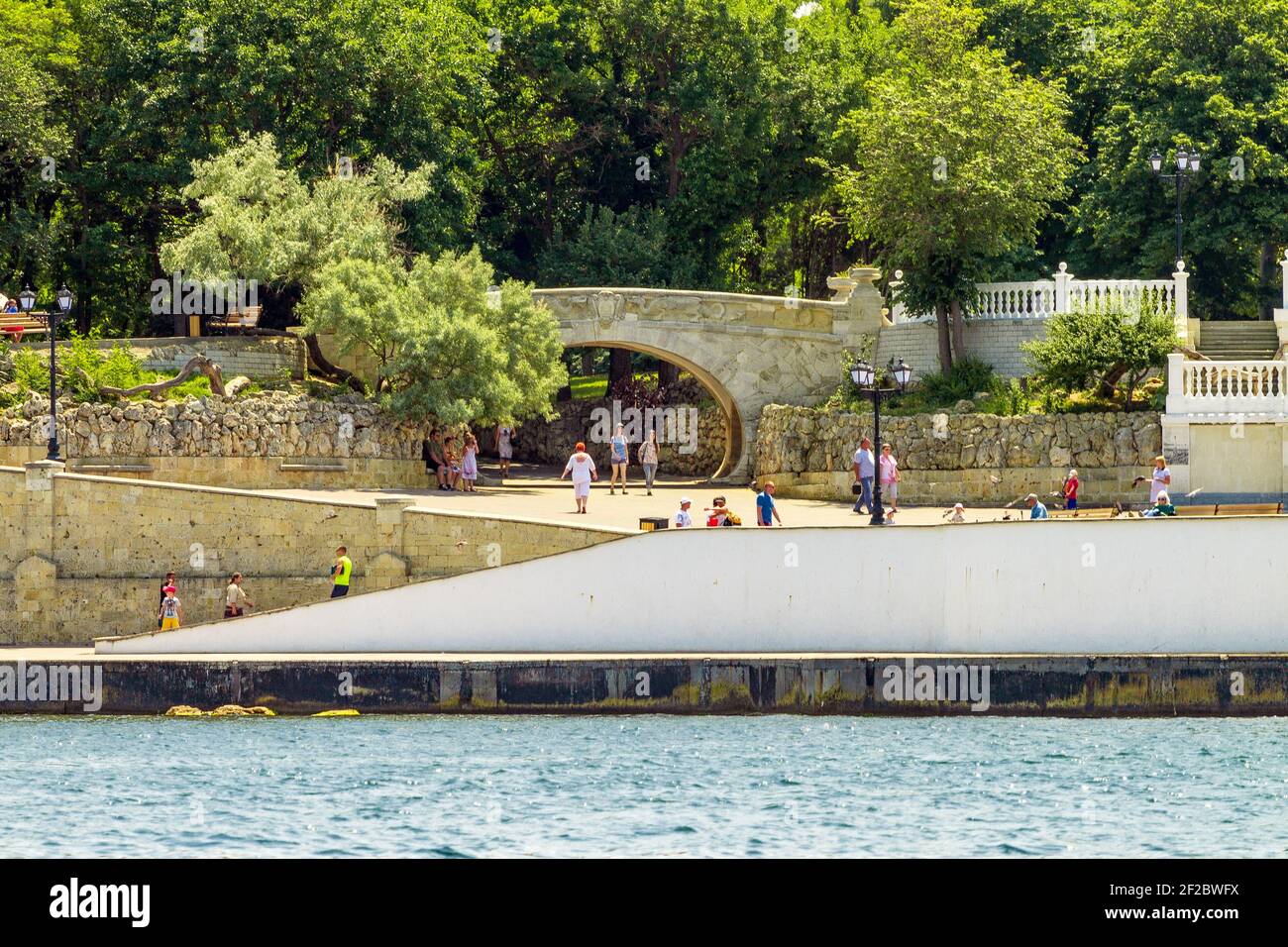 Vista dal mare sul terrapieno del Sevastopol Baia Foto Stock