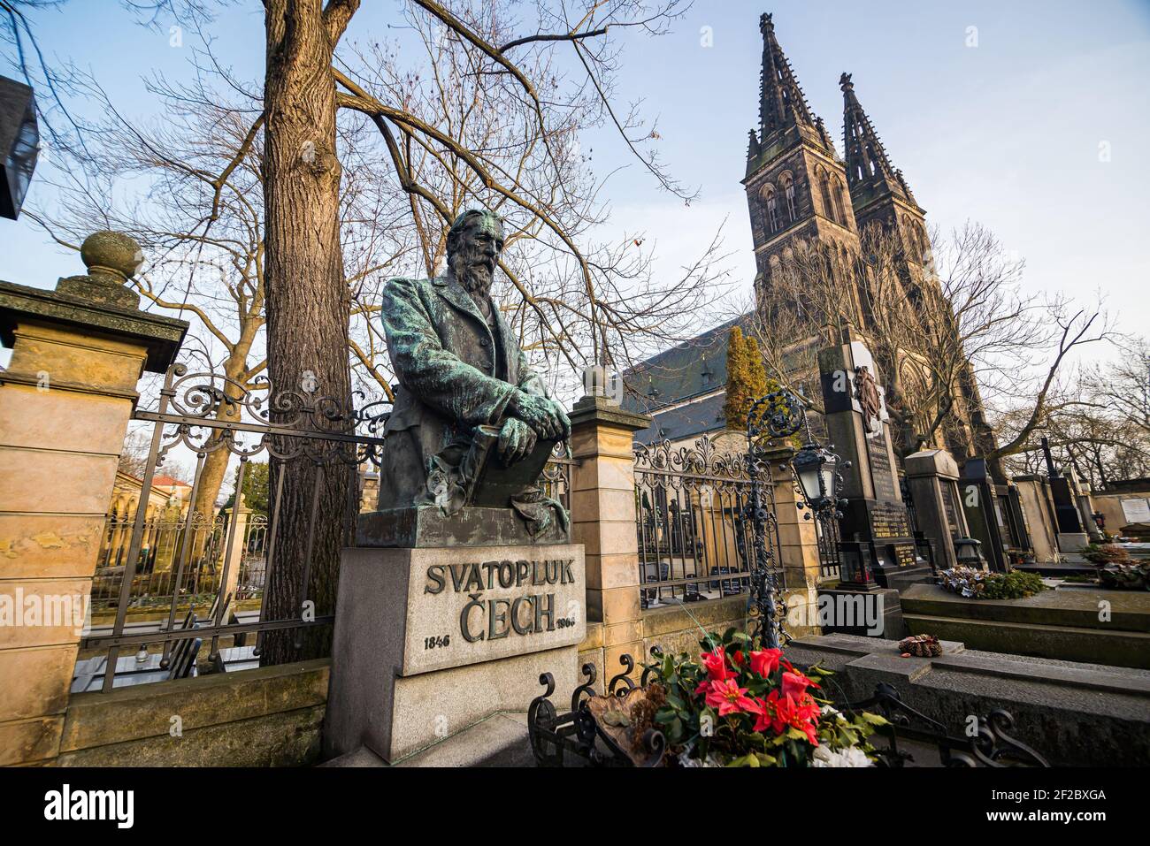 Praga, repubblica Ceca - 24 Febbraio 2021. Tomba con scultura dello scrittore Svatopluk Cech Foto Stock