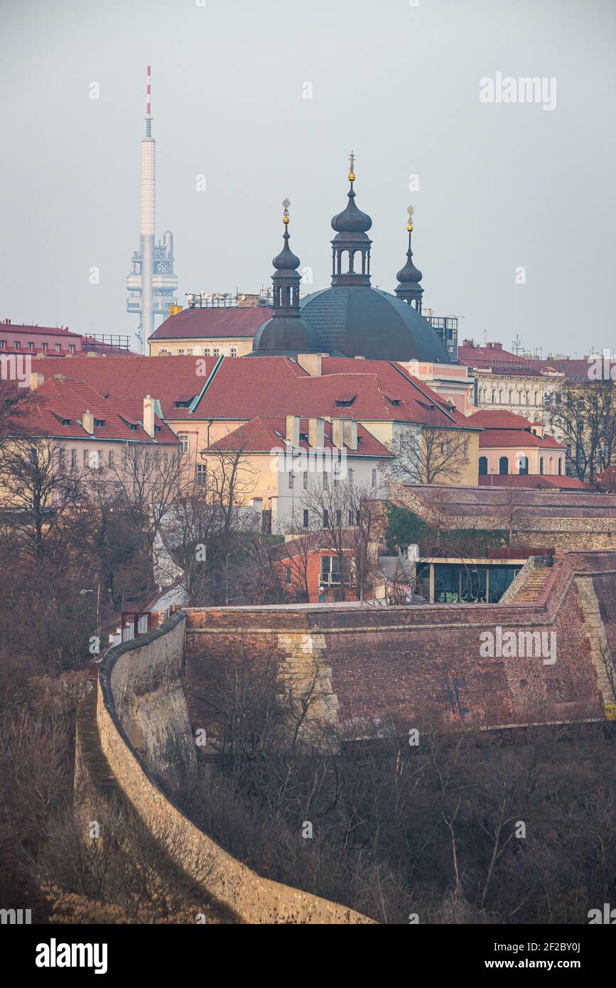 Praga, repubblica Ceca - 24 Febbraio 2021. Chiesa dell'Assunzione della Vergine Maria e San Carlo il Grande a Karlov e Bastione Foto Stock