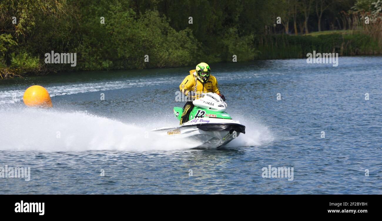 Jet Ski concorrente in curva a velocità creando molto spray. Foto Stock